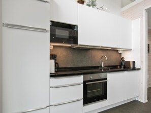 Fridge, microwave, dishwasher, cookware/dishes/utensils