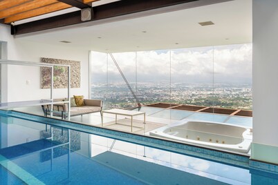 Ram & Thaila Shangri-La Luxury 8 pax 4-br residence w/indoor pool, Jacuzzi & gym