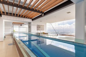 Piscine intérieure, piscine chauffée