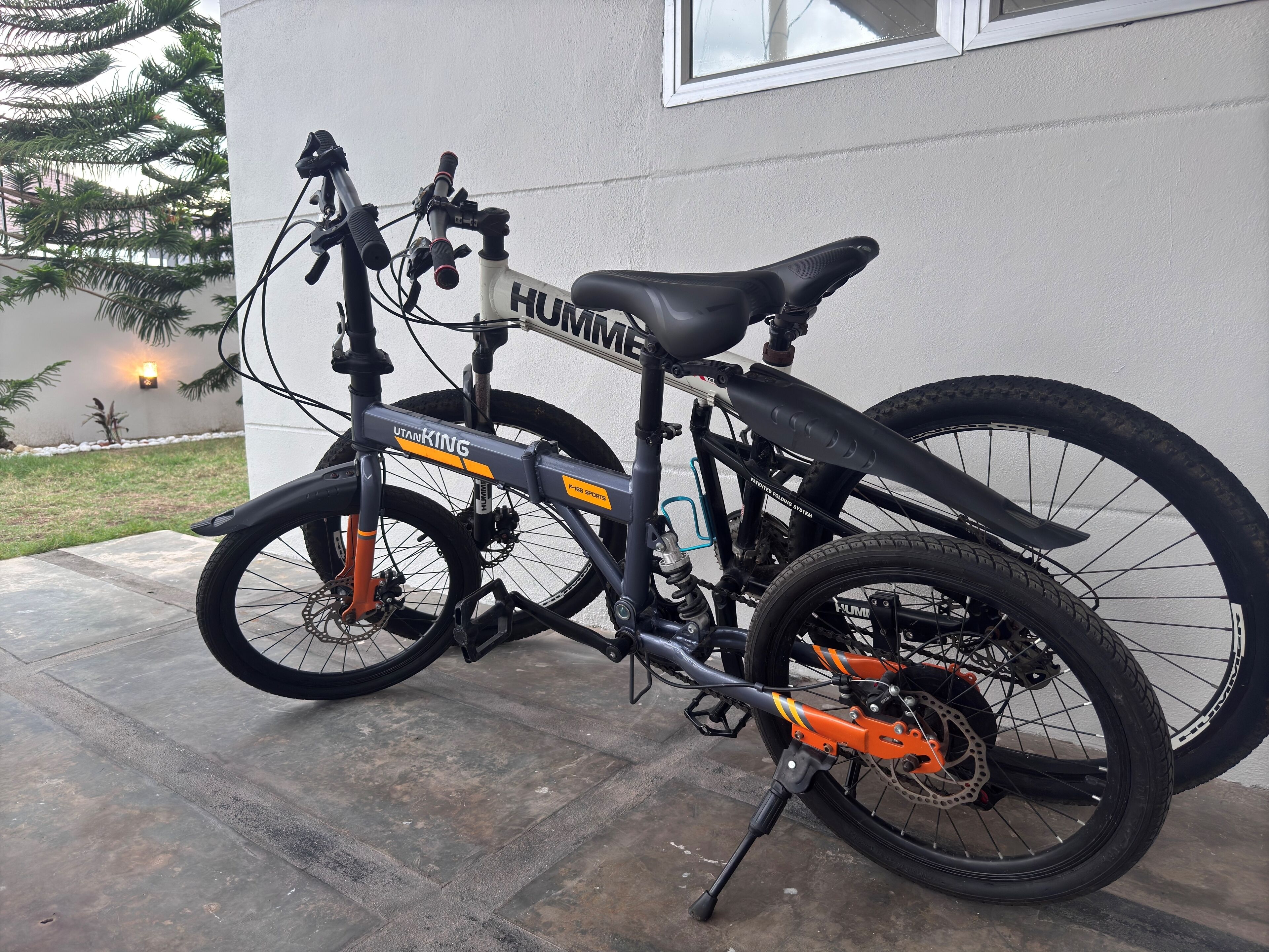 A mountain bike with "UTANKING" and "HUMMER" branding, parked on a concrete surface.