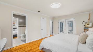 5 bedrooms, iron/ironing board, WiFi, bed sheets