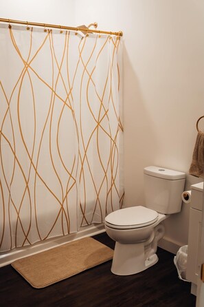 Sèche-cheveux, serviettes fournies, papier toilette