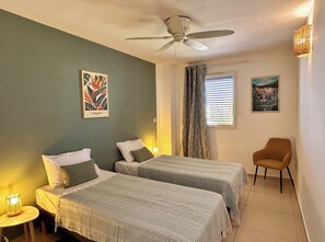 2 quartos, escrivaninha, ferros/tábuas de passar roupa