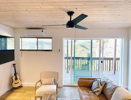 Spacious 3-bedroom/ 2 bath apartment in Topanga Hills with AC