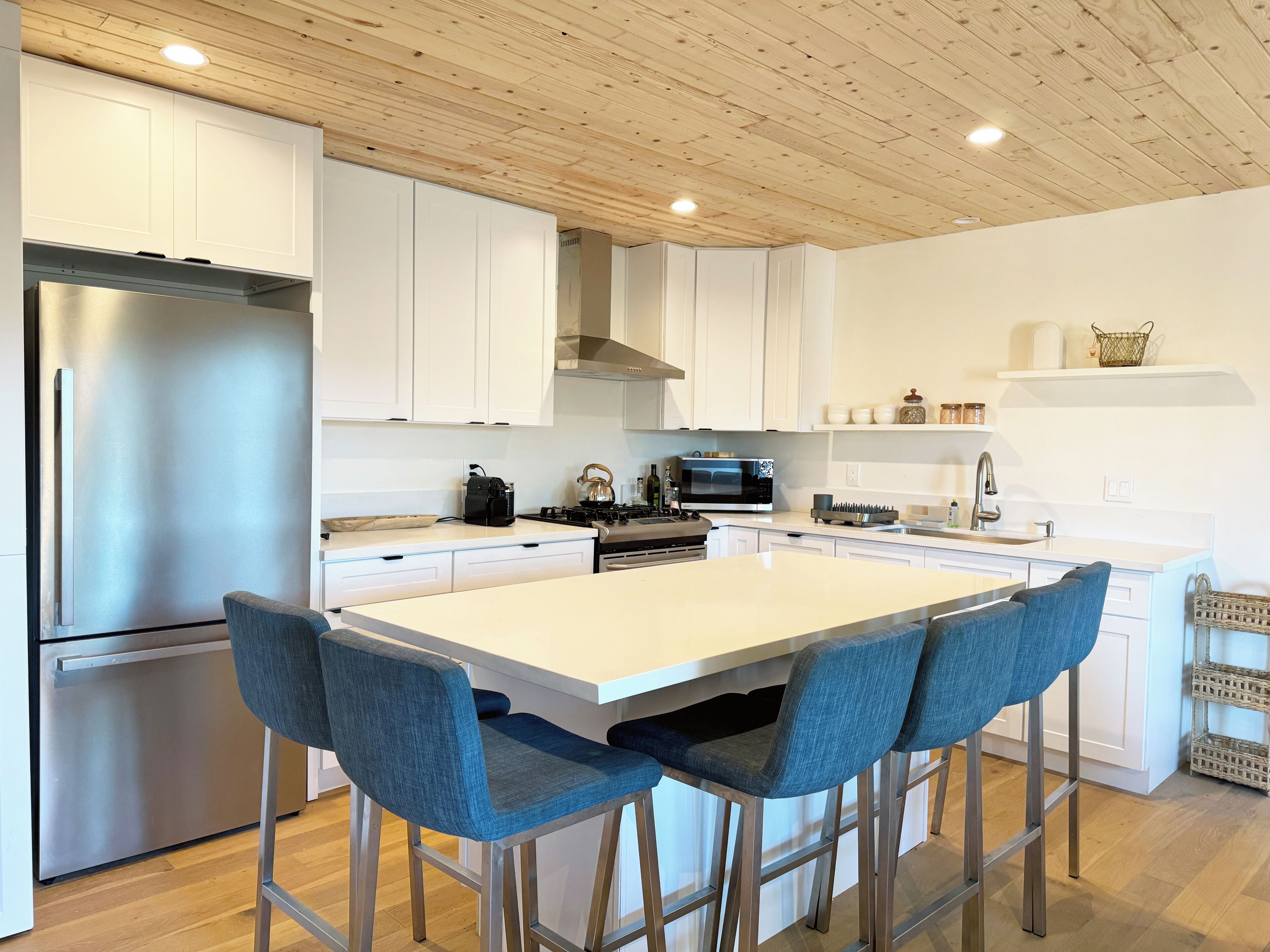 Kylskåp, mikrovågsugn, ugn och spishäll