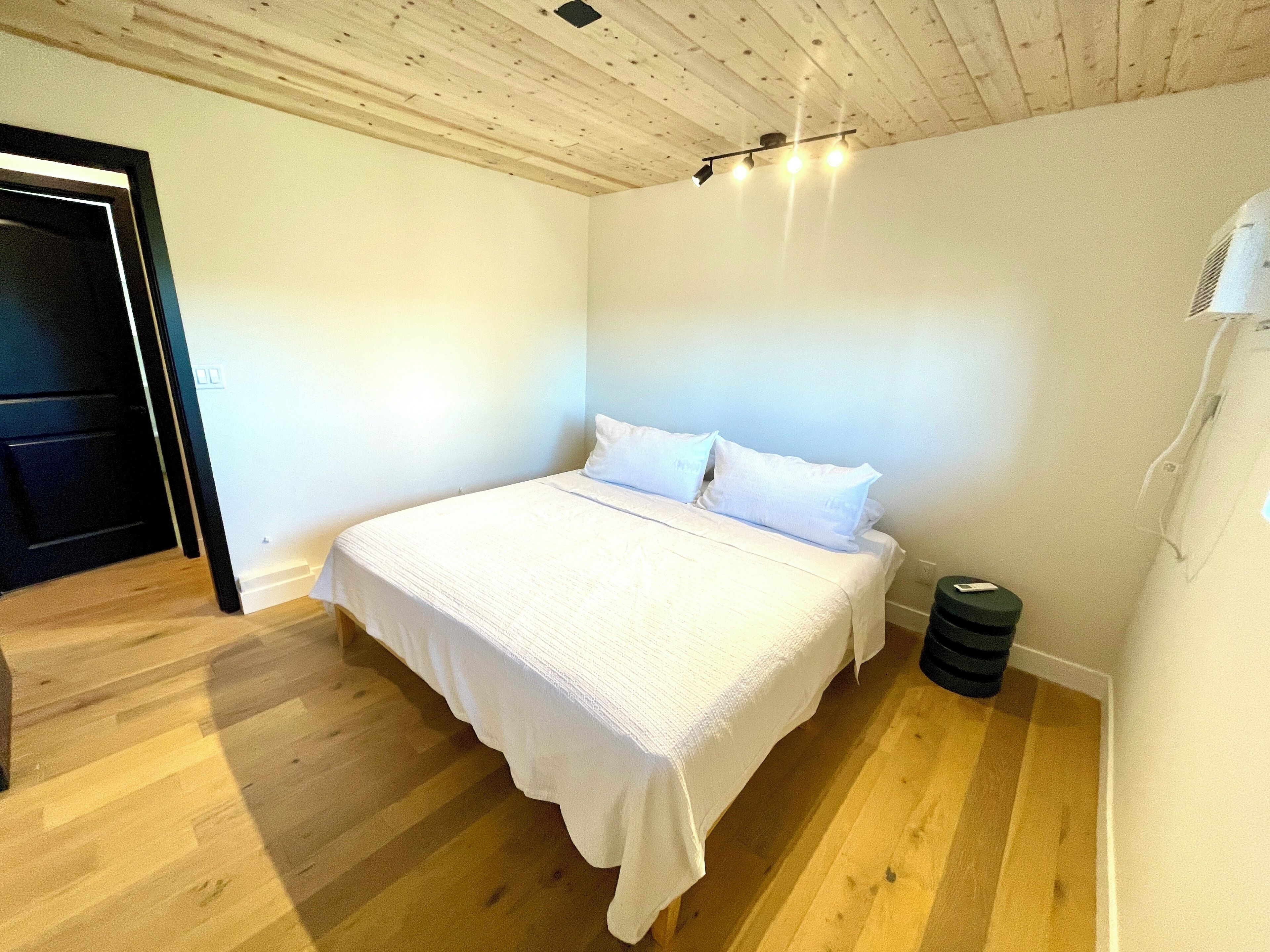 3 bedrooms, iron/ironing board, internet, bed sheets