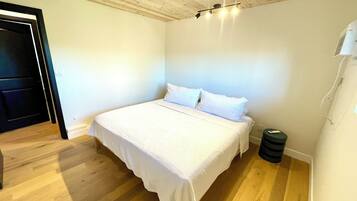 3 bedrooms, iron/ironing board, internet, bed sheets