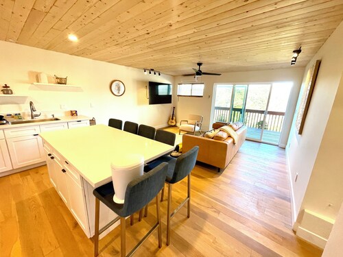 Spacious 3-bedroom/ 2 bath apartment in Topanga Hills with AC