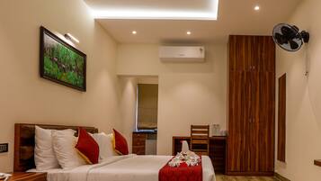 Premium Room, Garden View | Egyptian cotton sheets, premium bedding, minibar, desk