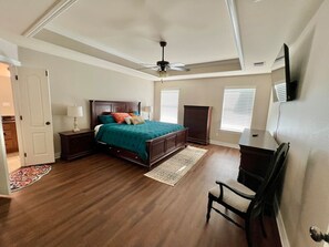 4 bedrooms, desk, iron/ironing board, free WiFi