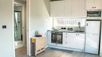 Fridge, microwave, oven, coffee/tea maker