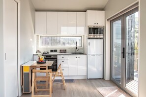 Kühlschrank, Mikrowelle, Ofen, Wasserkocher mit Kaffee-/Teezubehör