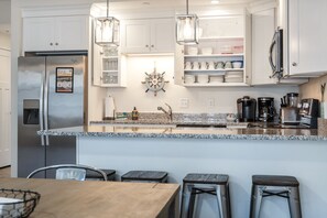 Fridge, microwave, oven, stovetop - Sunset Sanctuary | Sleeps 6 | In-unit Laundry |MTR (Hampton)