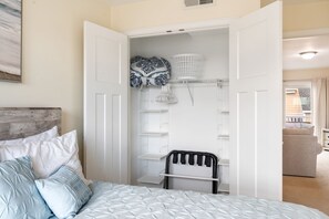 3 slaapkamers, een bureau, een strijkplank/strijkijzer, wifi