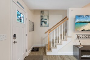 Interior - Sunset Sanctuary | Sleeps 6 | In-unit Laundry |MTR (Hampton)