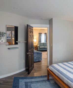 2 habitaciones, tabla de planchar con plancha y cunas gratuitas 