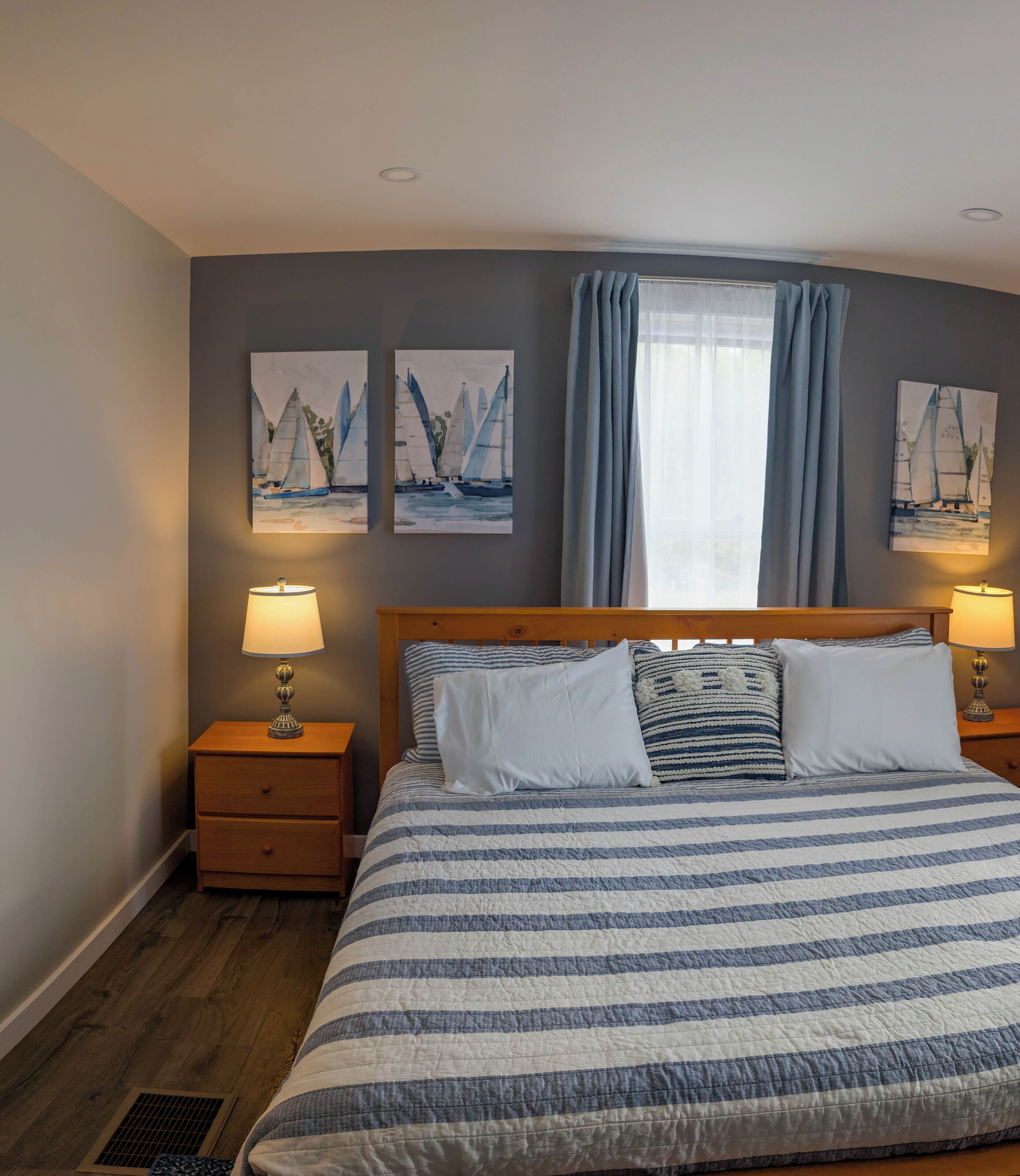 2 ห้องนอน, เตารีด/โต๊ะรีดผ้า, เปล/เตียงเด็กอ่อน (ฟรี), เปลนอนเด็กแบบพกพา