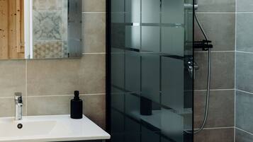 Een douche, een haardroger, handdoeken, zeep