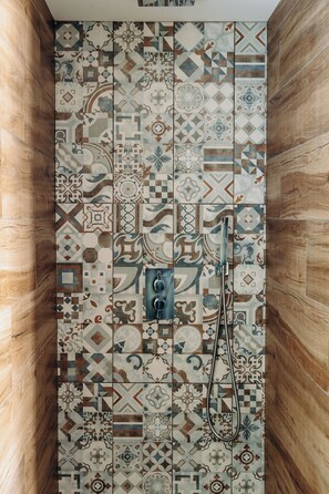 Regadera, secadora de cabello, toallas, jabón 