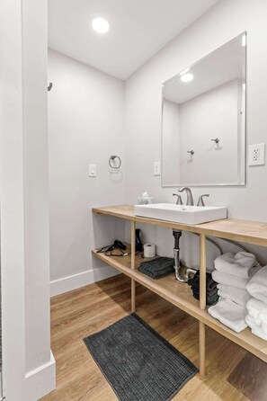 Shower, hair dryer, towels