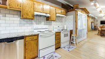 Geladeira, micro-ondas, cooktop, lava-louças