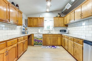 Réfrigérateur, micro-ondes, plaque de cuisson, lave-vaisselle