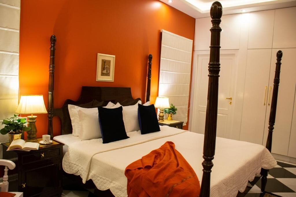 Desk, soundproofing, WiFi (free), bed sheets