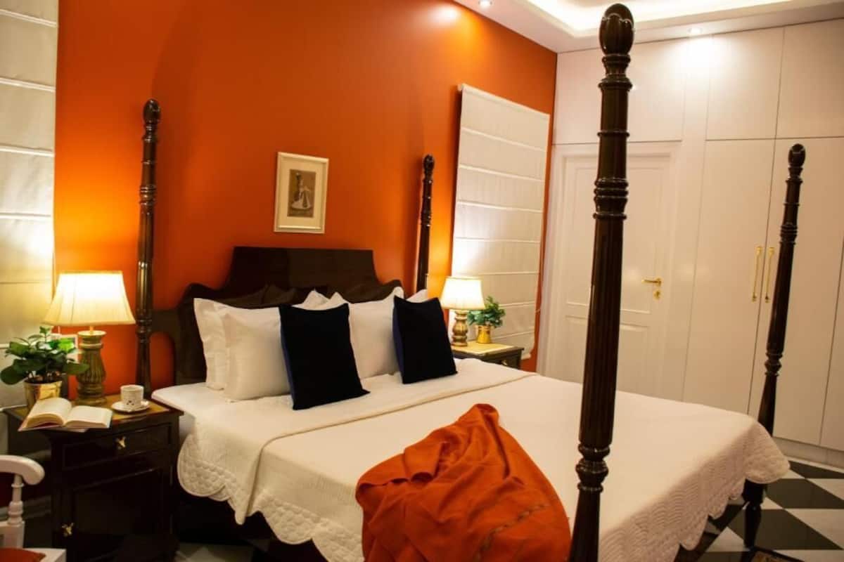 Desk, soundproofing, WiFi (free), bed sheets