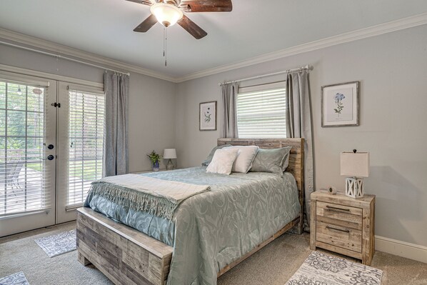 3 bedrooms, desk, iron/ironing board, internet