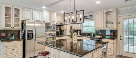 Een koelkast, een microgolfoven, een kookplaat, een vaatwasser