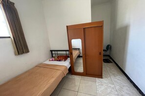 Bed sheets - Hotel O Cibogo Guesthouse (Bandung)