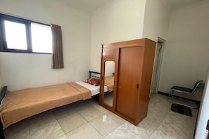 Bed sheets - Hotel O Cibogo Guesthouse (Bandung)