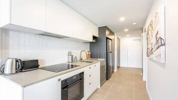 Refrigerador, microondas, horno y parrilla de estufa