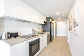 Fridge, microwave, oven, stovetop - Modern Cozy 1B1B near Westfield with Scenic Views (Phillip)