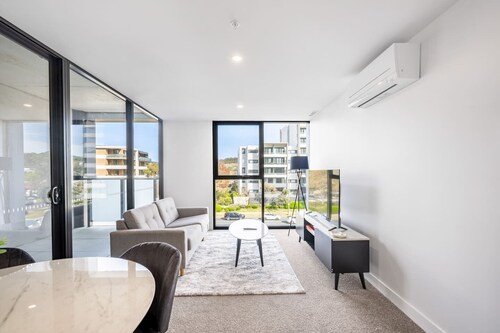 Modern Cozy 1B1B near Westfield with Scenic Views