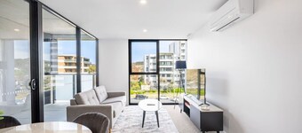 Modern Homy1B1B APT Pool/Gym/Cinema/Westfield/Cafe