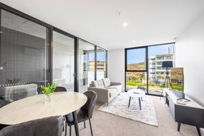 Interior - Modern Cozy 1B1B near Westfield with Scenic Views (Phillip)