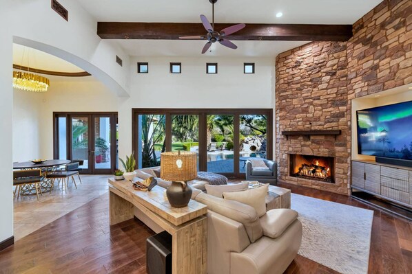 Televisión y chimenea 