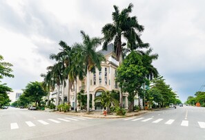 Front of property - Collection O Sunshine Garden Hotel - Near SECC (Ho Chi Minh City)