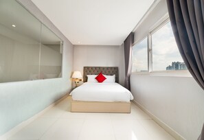Minibar, desk, laptop workspace, soundproofing - Collection O Sunshine Garden Hotel - Near SECC (Ho Chi Minh City)