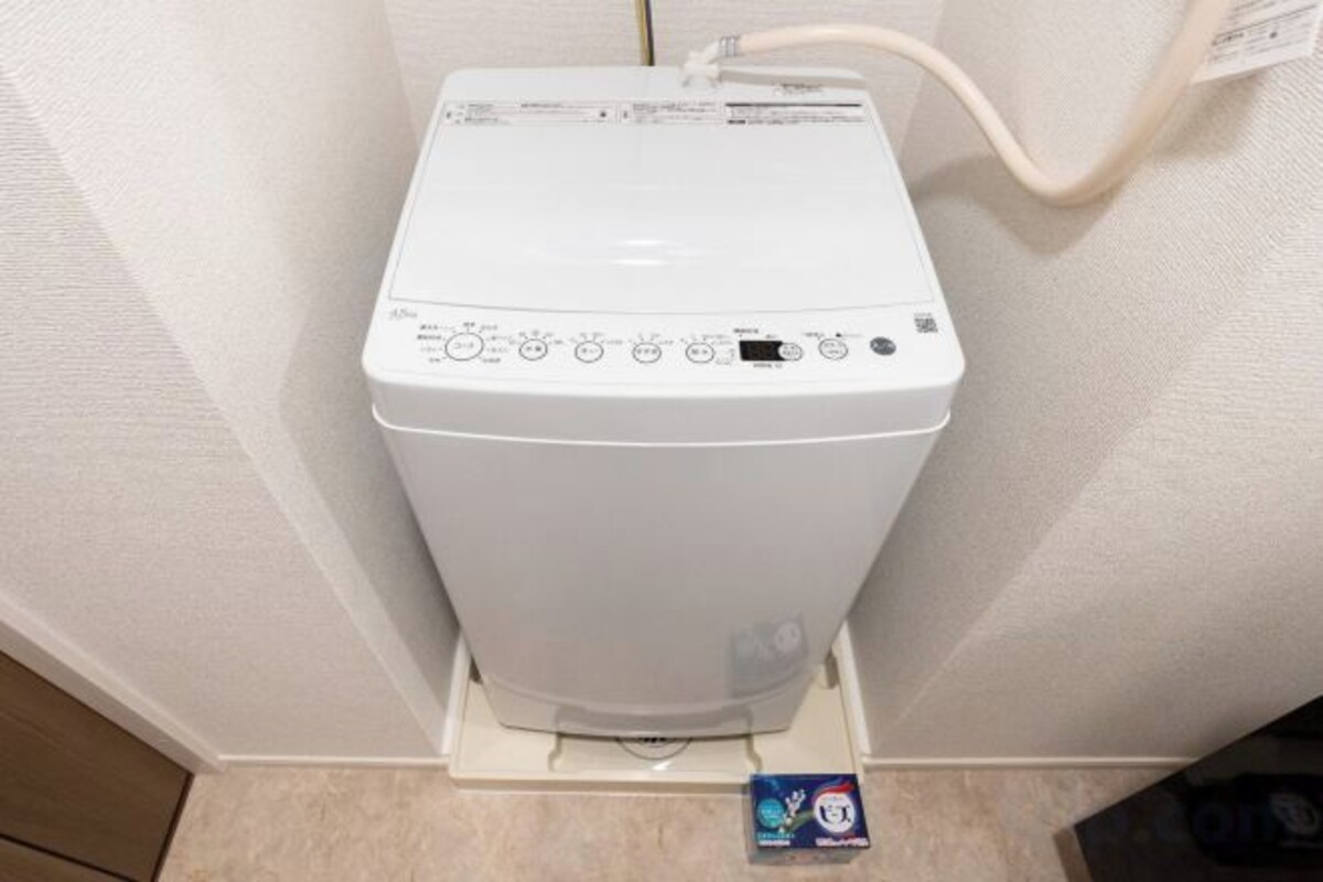 Bồn tắm và buồng tắm vòi sen riêng, máy sấy tóc, khăn tắm, dầu gội 