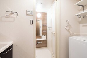Appartamento Basic, non fumatori (A03) | Bagno | Vasca e doccia separate, asciugacapelli, asciugamani, shampoo