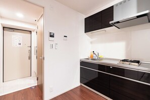 Frigorifero, microonde, piano cottura, pentole/stoviglie/utensili