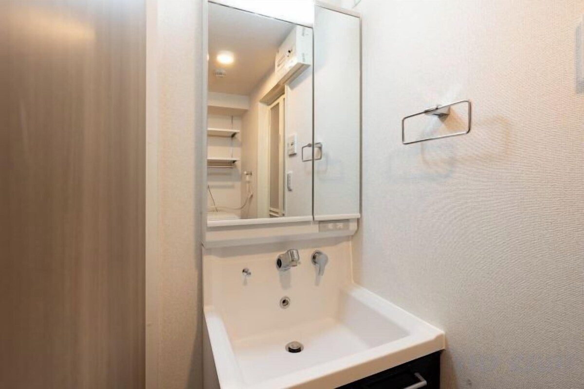 Bañera y ducha independientes, secador de pelo, toallas y champú