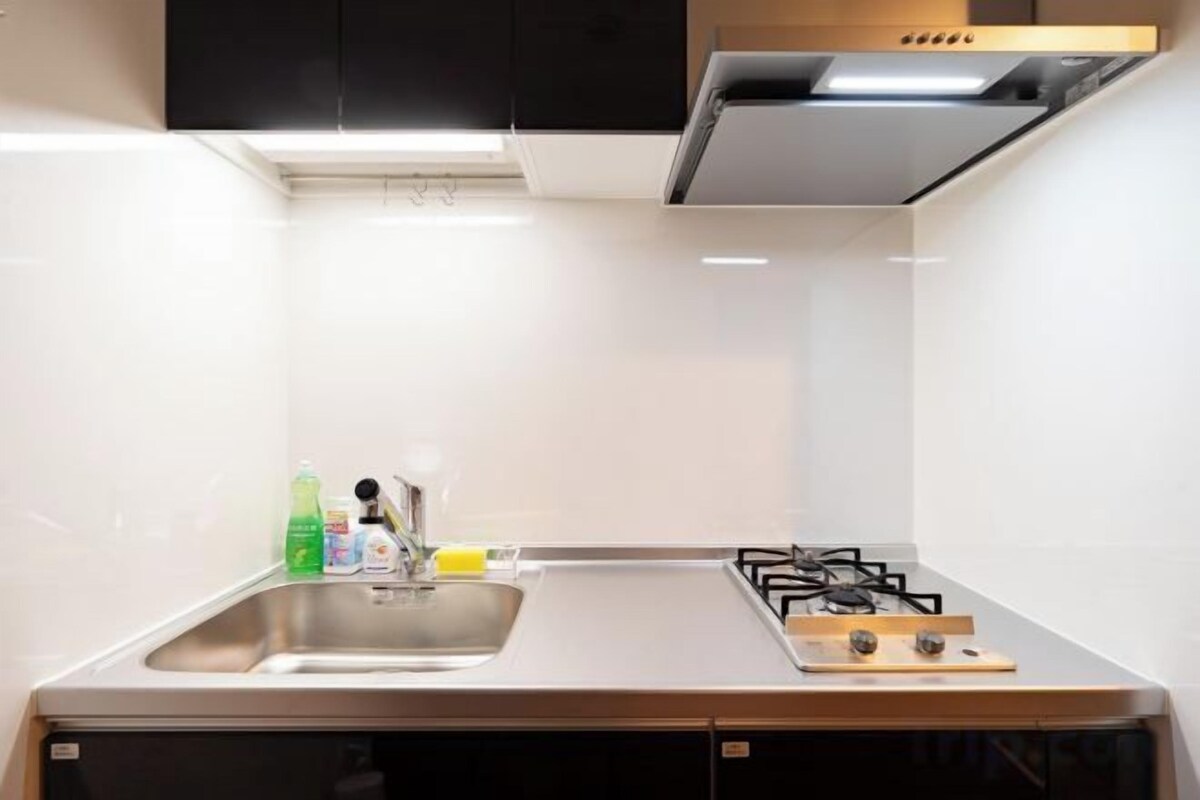Fridge, microwave, stovetop, cookware/dishes/utensils