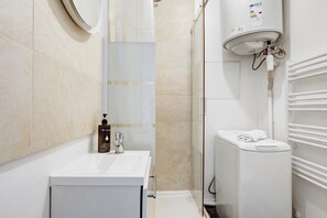 Douche, sèche-cheveux, serviettes fournies