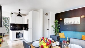Ein modernes Apartment mit Küche, Essbereich und Wohnzimmer.