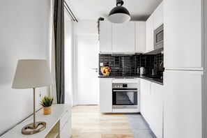 Réfrigérateur, micro-ondes, lave-vaisselle, cafetière/bouilloire