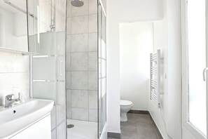 シャワー、ヘアドライヤー、タオル