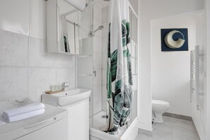 Shower, hair dryer, towels